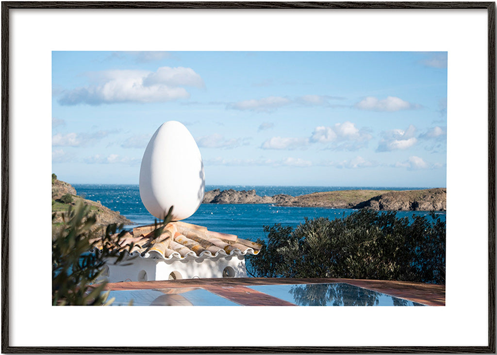 Arte paesaggistico con scultura a forma d'uovo sulla costa