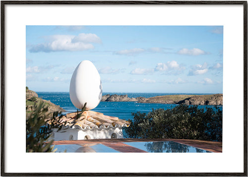 Arte paesaggistico con scultura a forma d'uovo sulla costa