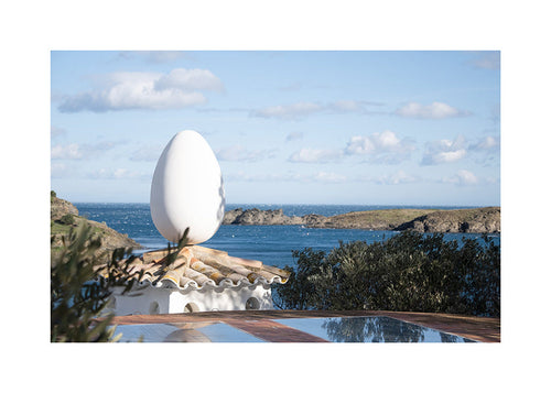 Arte paesaggistico con scultura a forma d'uovo sulla costa