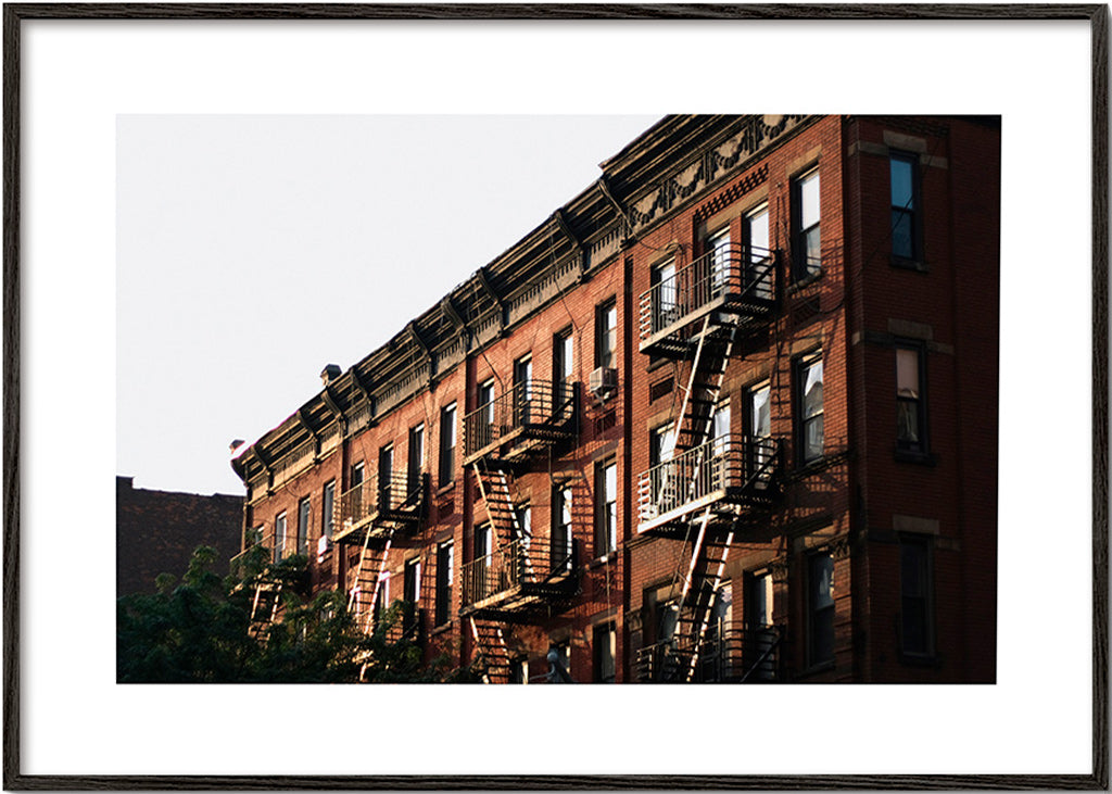 Poster di viaggio: facciata brownstone di New York con scale antincendio