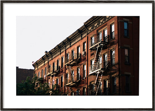 Poster di viaggio: facciata brownstone di New York con scale antincendio