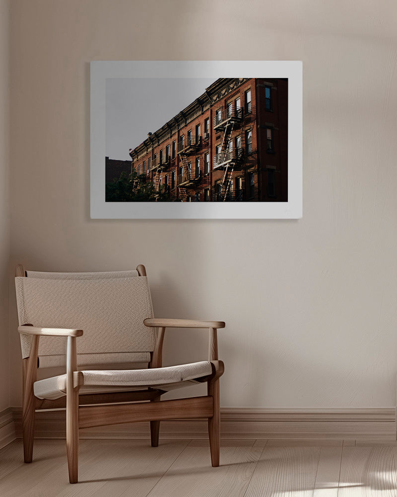 Poster di viaggio: facciata brownstone di New York con scale antincendio