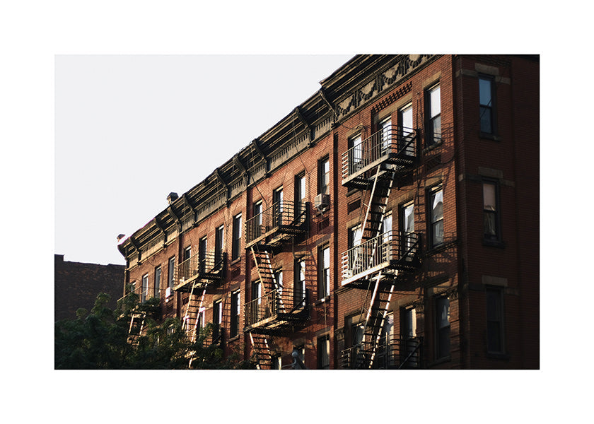 Poster di viaggio: facciata brownstone di New York con scale antincendio