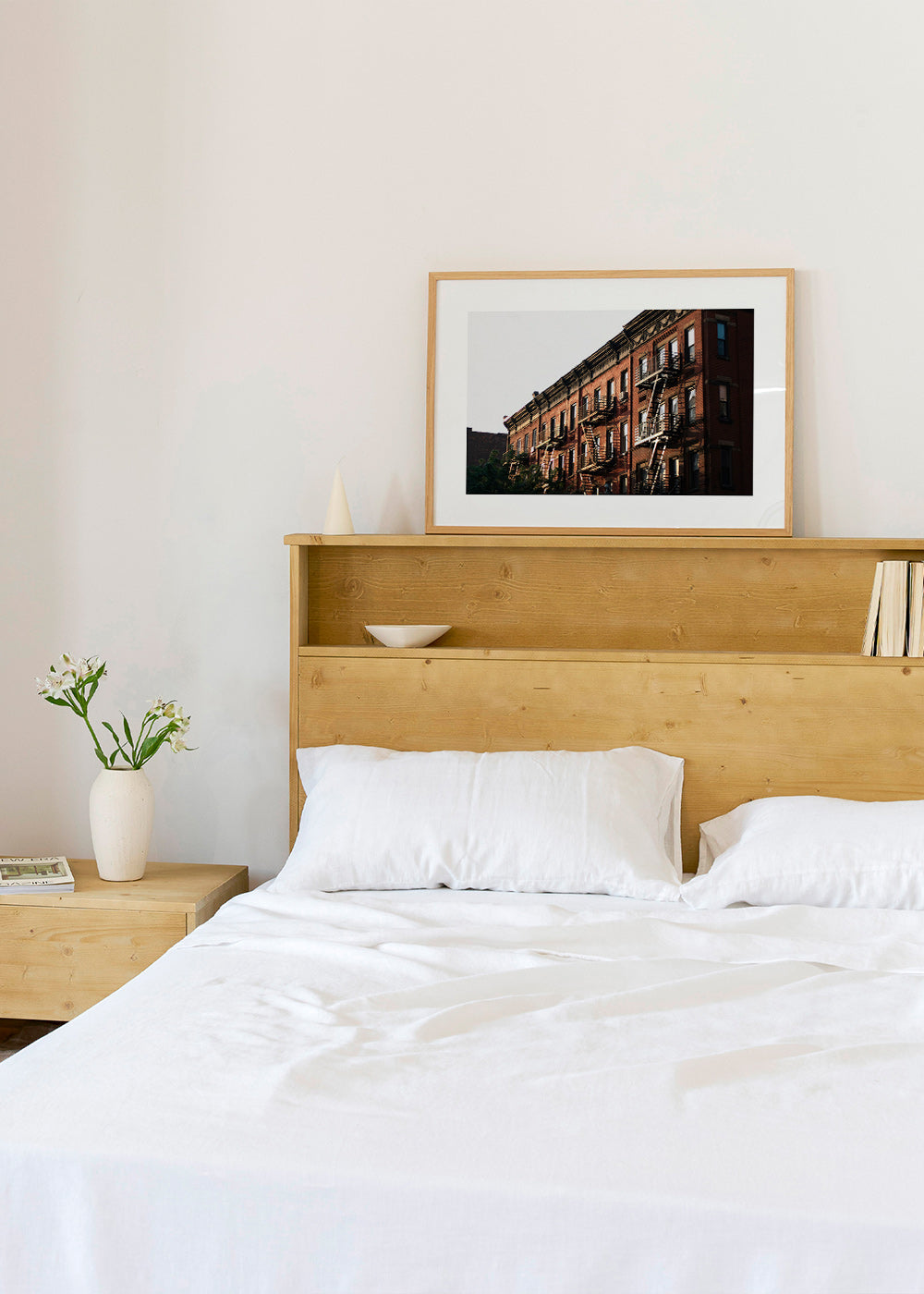 Poster di viaggio: facciata brownstone di New York con scale antincendio