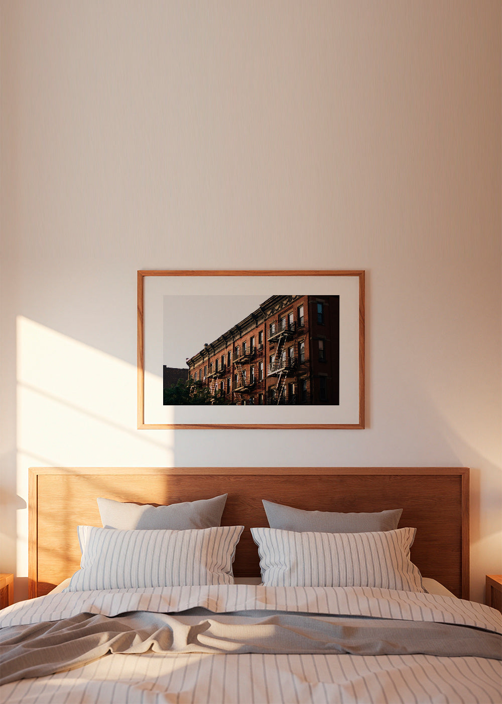 Poster di viaggio: facciata brownstone di New York con scale antincendio