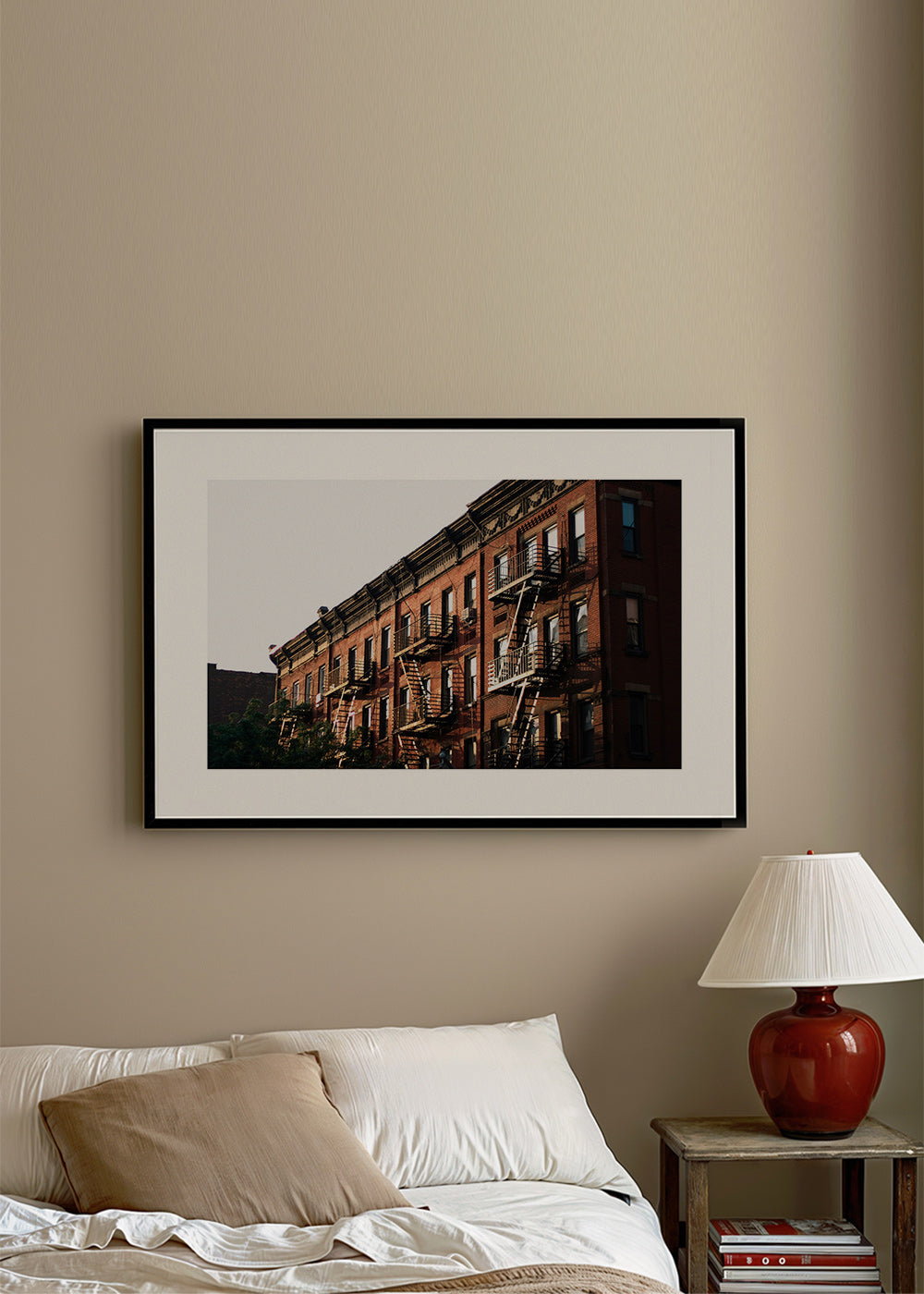 Poster di viaggio: facciata brownstone di New York con scale antincendio