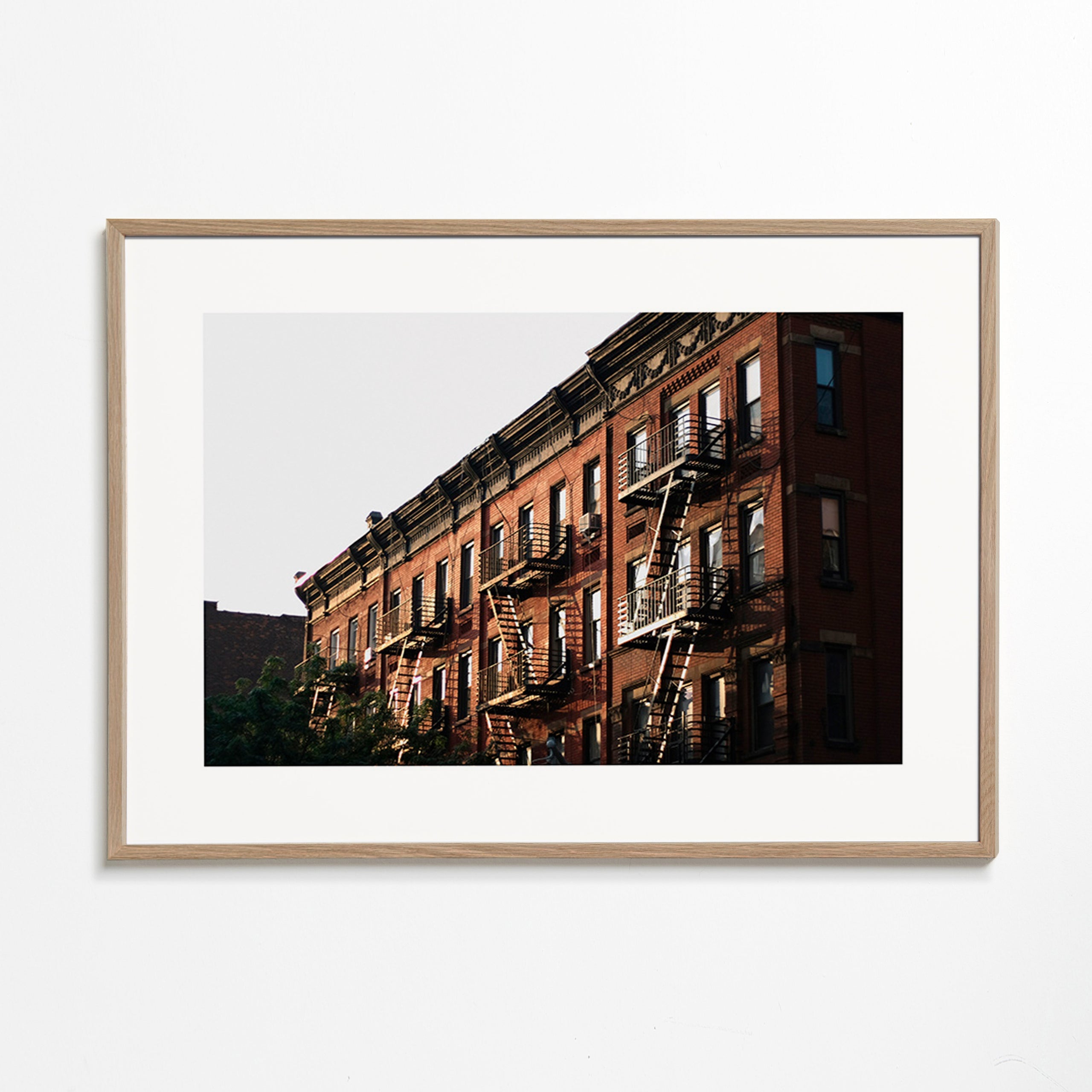 Poster di viaggio: facciata brownstone di New York con scale antincendio