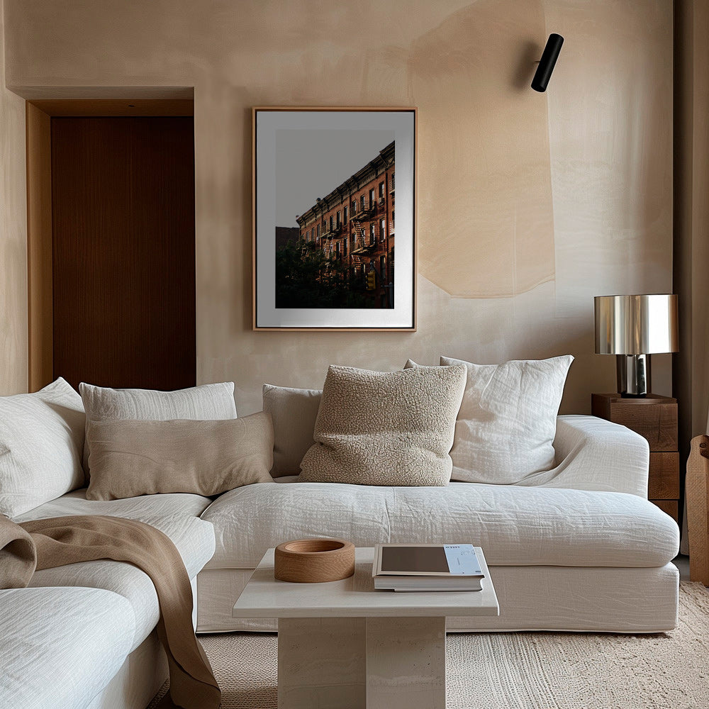 Quadro città con facciate in mattoni e scale antincendio