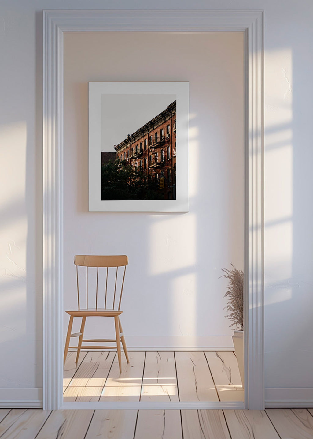 Quadro città con facciate in mattoni e scale antincendio