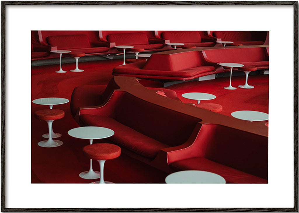 Fotografia lounge rossa con sedute curve
