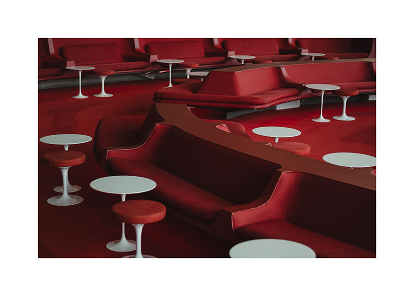 Fotografia lounge rossa con sedute curve