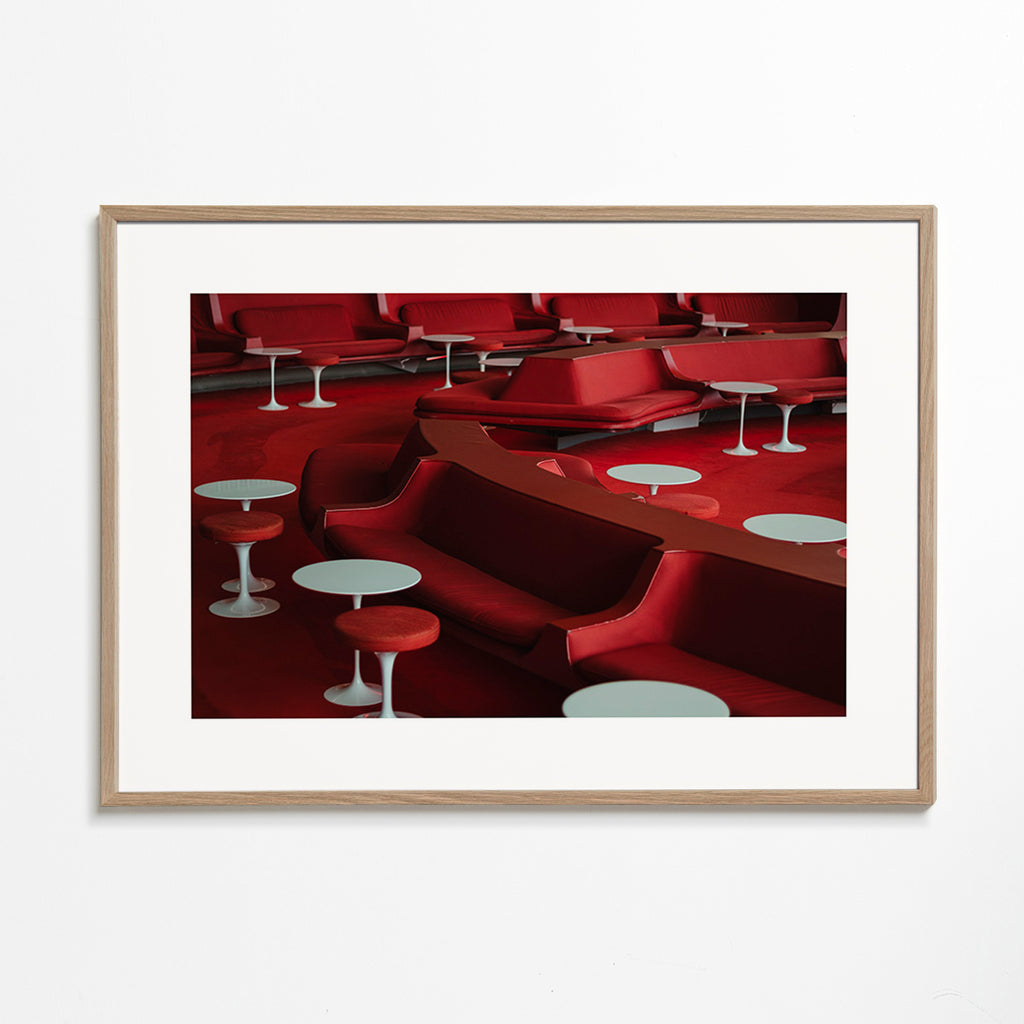 Fotografia lounge rossa con sedute curve