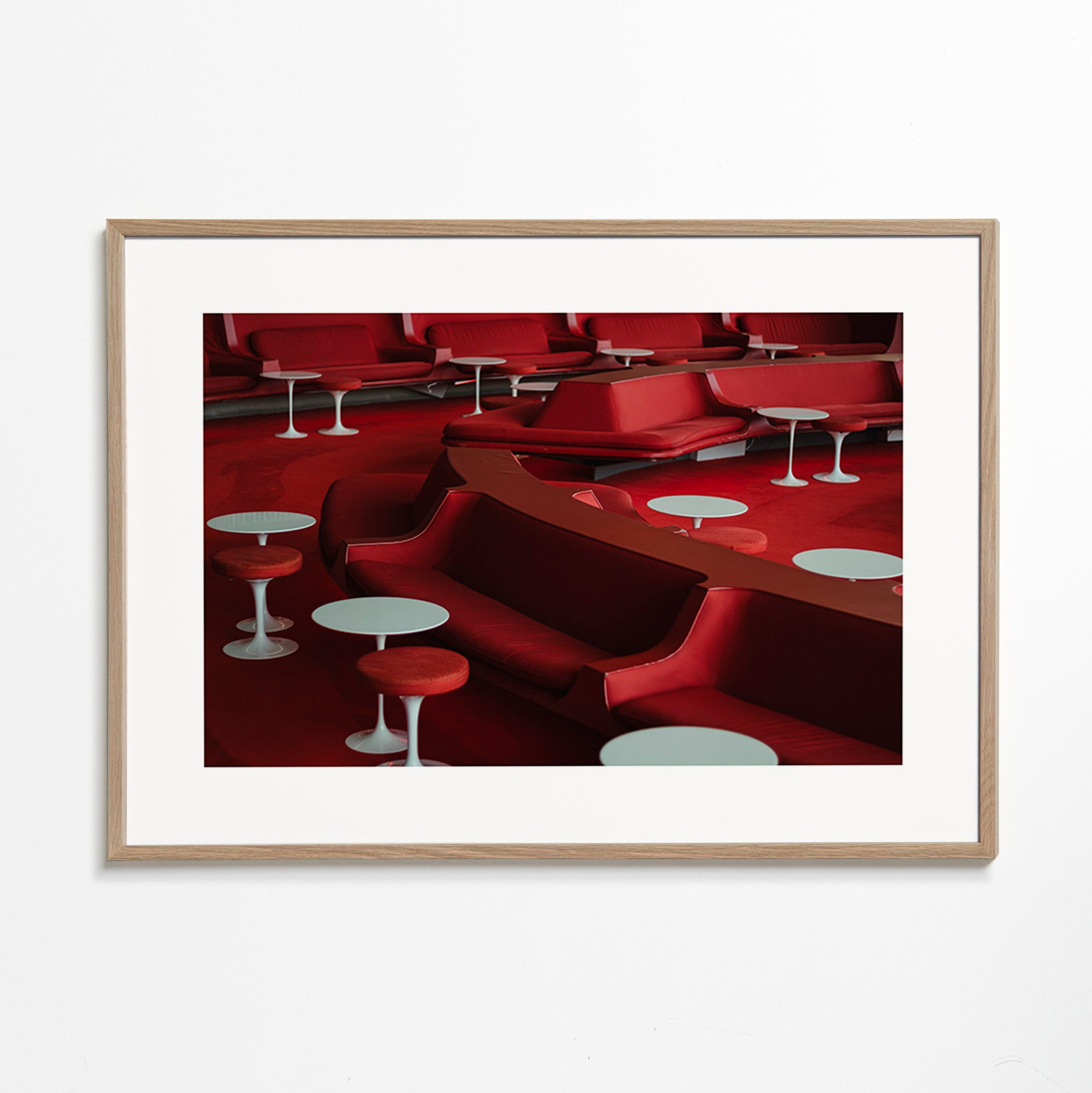 Fotografia lounge rossa con sedute curve