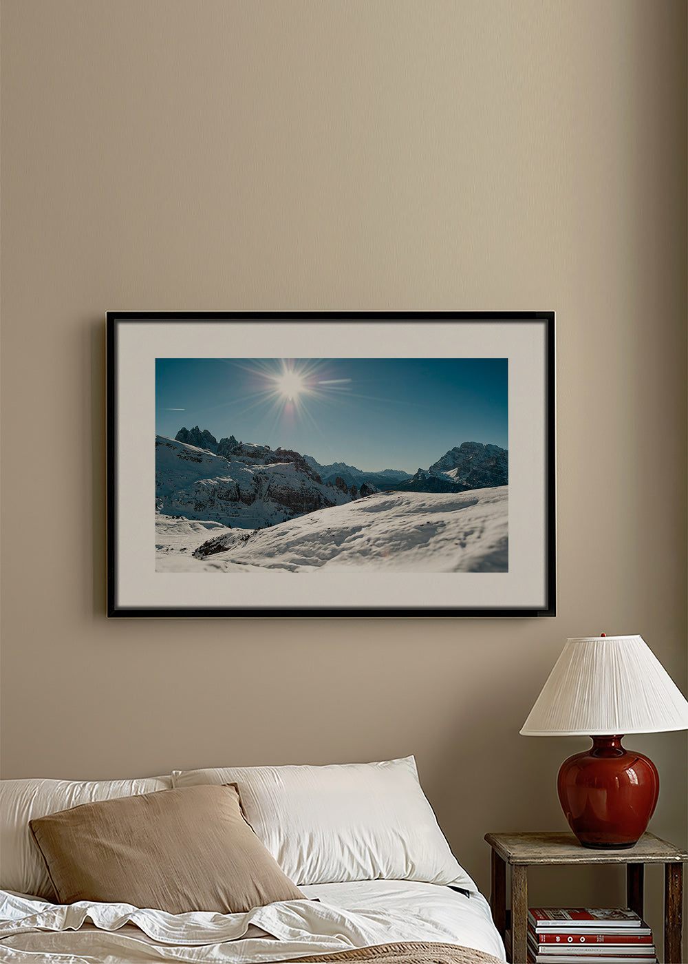 Arte paesaggistica: catena montuosa innevata con sole vivo