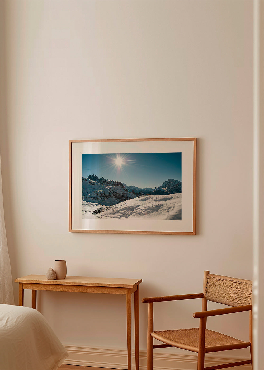 Arte paesaggistica: catena montuosa innevata con sole vivo