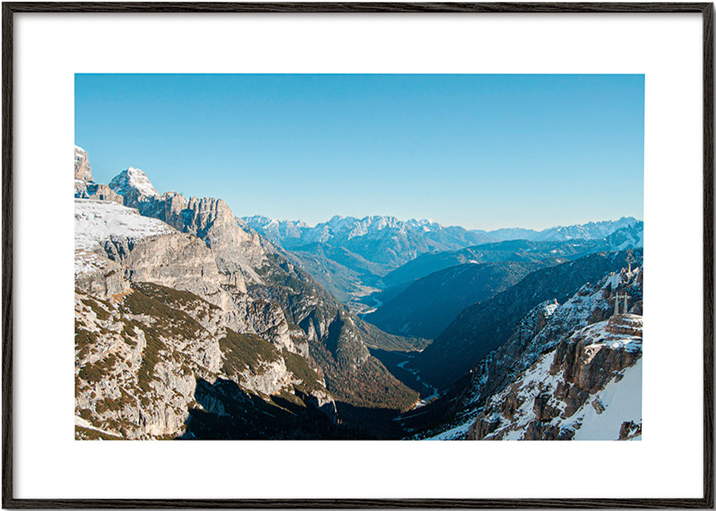 Quadro paesaggistico con valle di montagne innevate