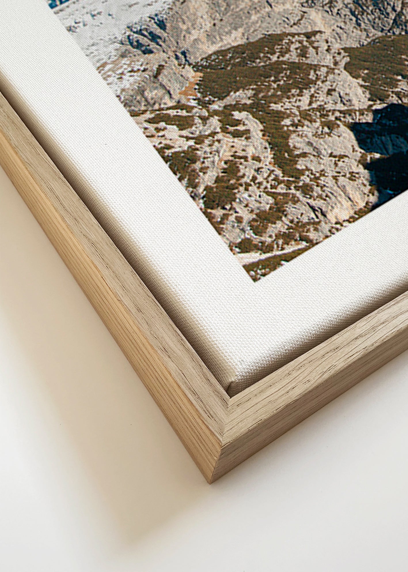 Quadro paesaggistico con valle di montagne innevate