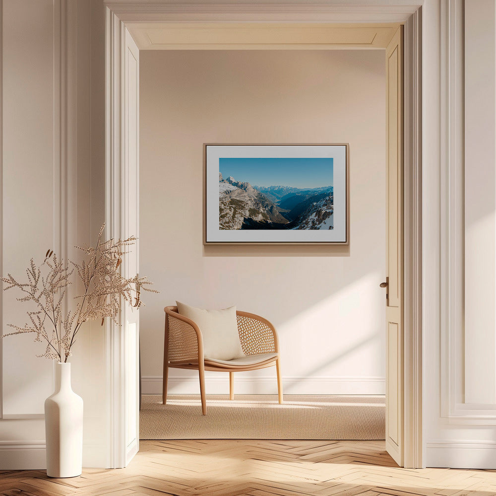 Quadro paesaggistico con valle di montagne innevate