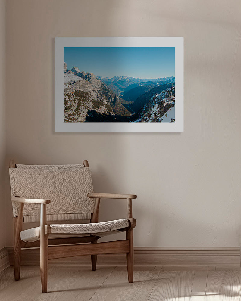 Quadro paesaggistico con valle di montagne innevate