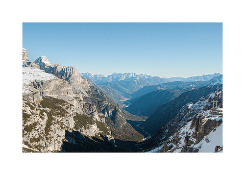 Quadro paesaggistico con valle di montagne innevate