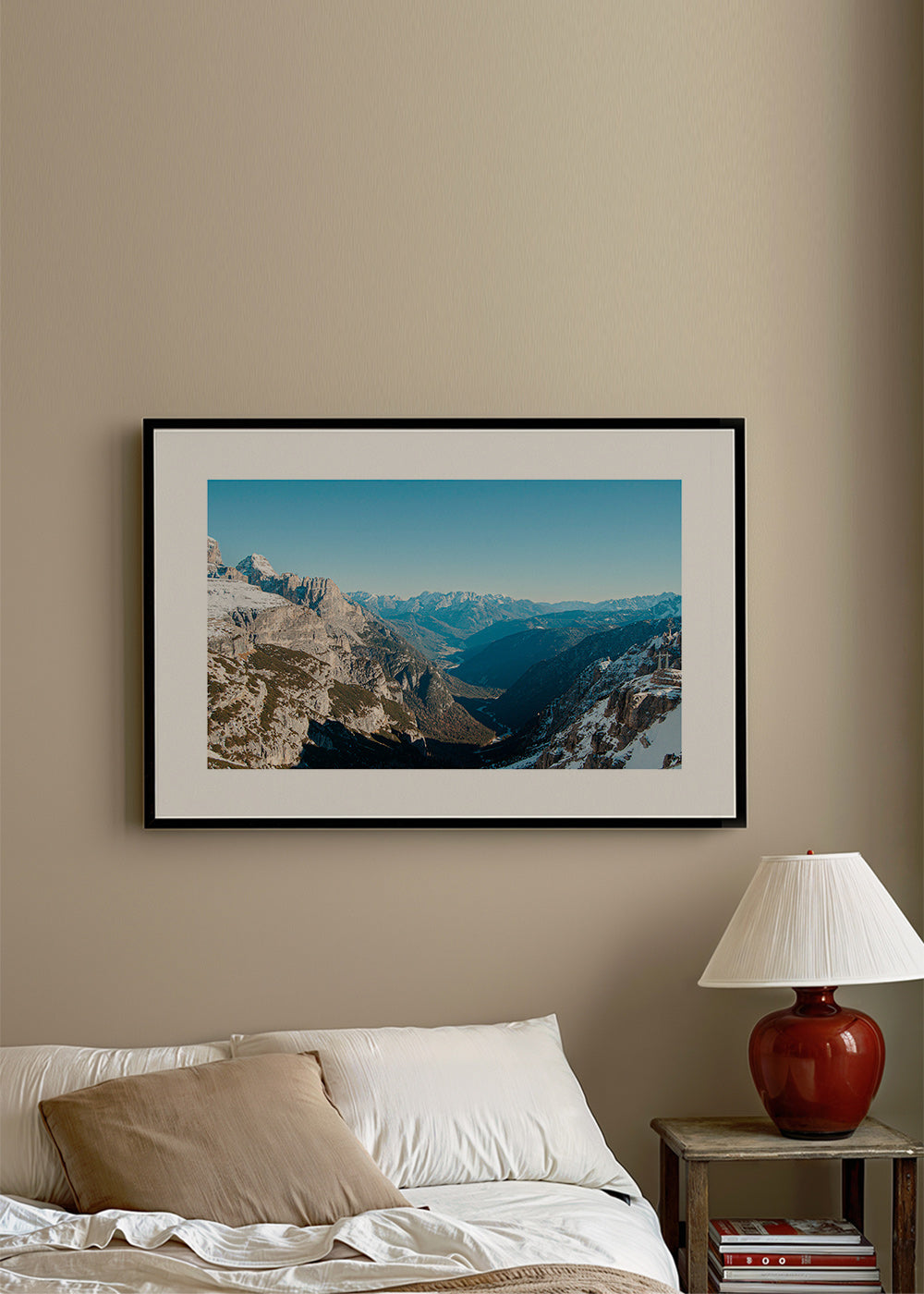 Quadro paesaggistico con valle di montagne innevate