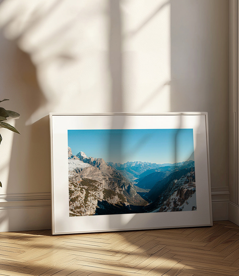 Quadro paesaggistico con valle di montagne innevate