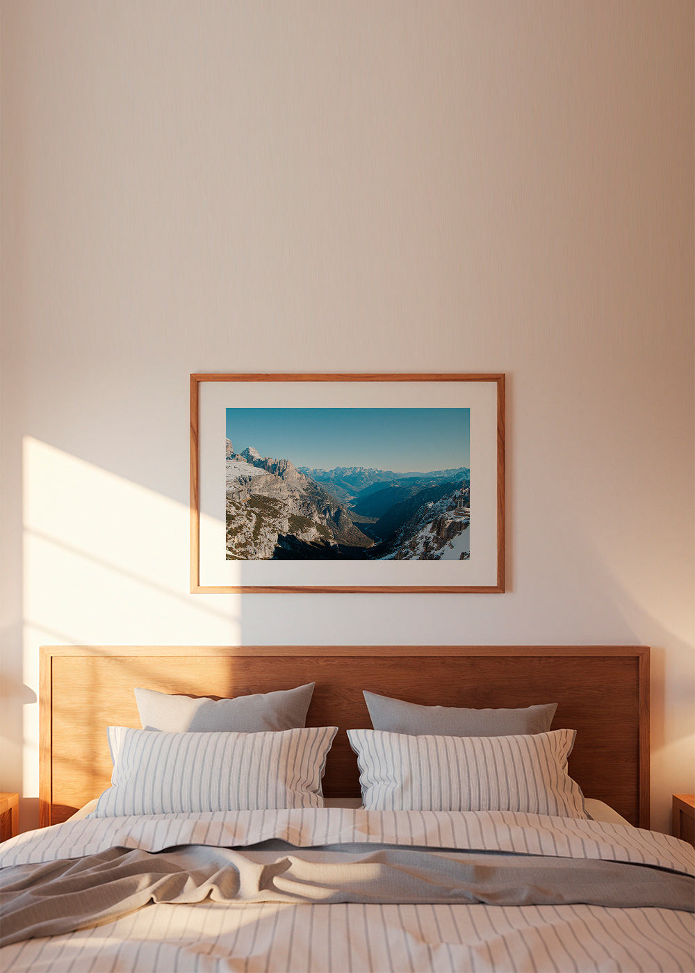 Quadro paesaggistico con valle di montagne innevate
