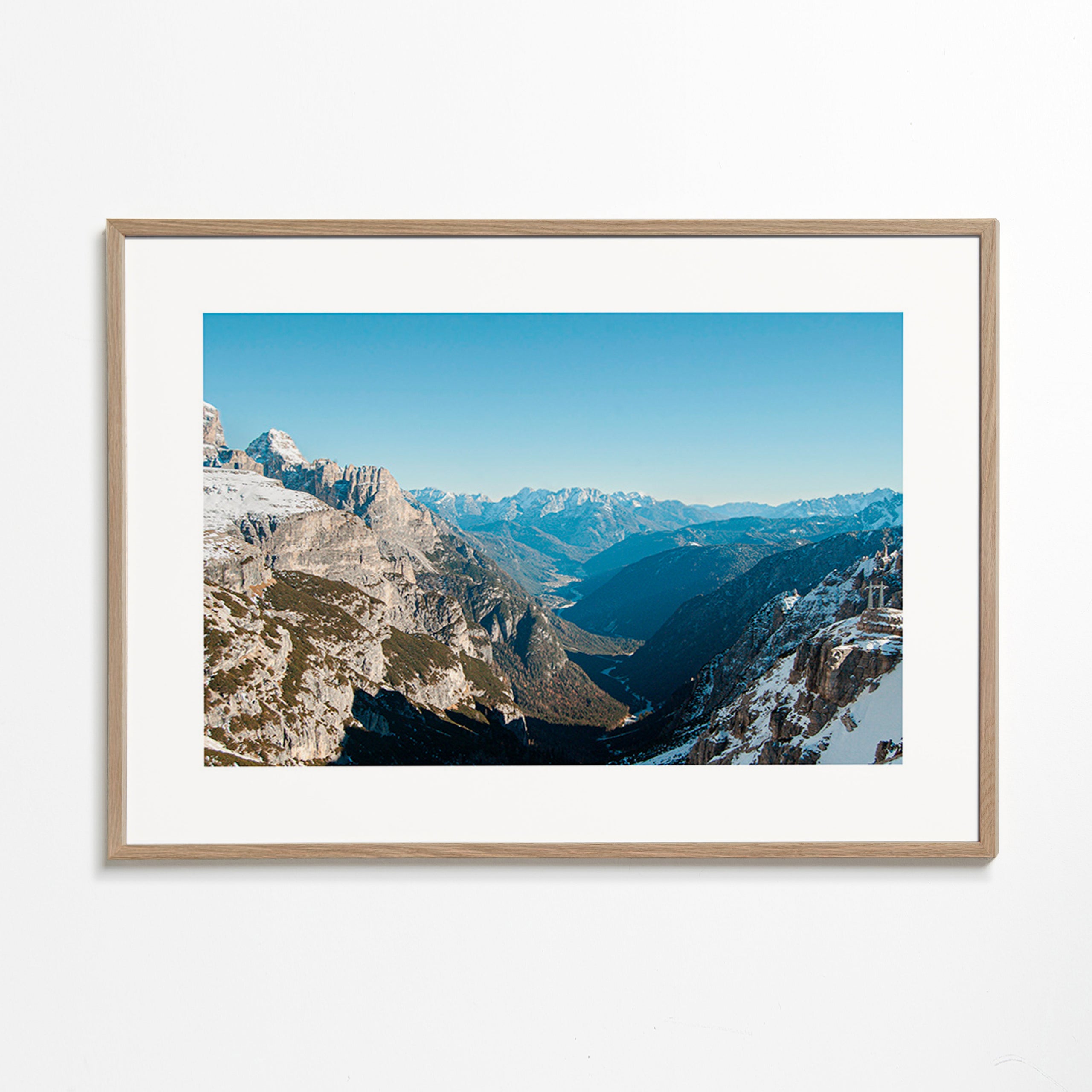 Quadro paesaggistico con valle di montagne innevate