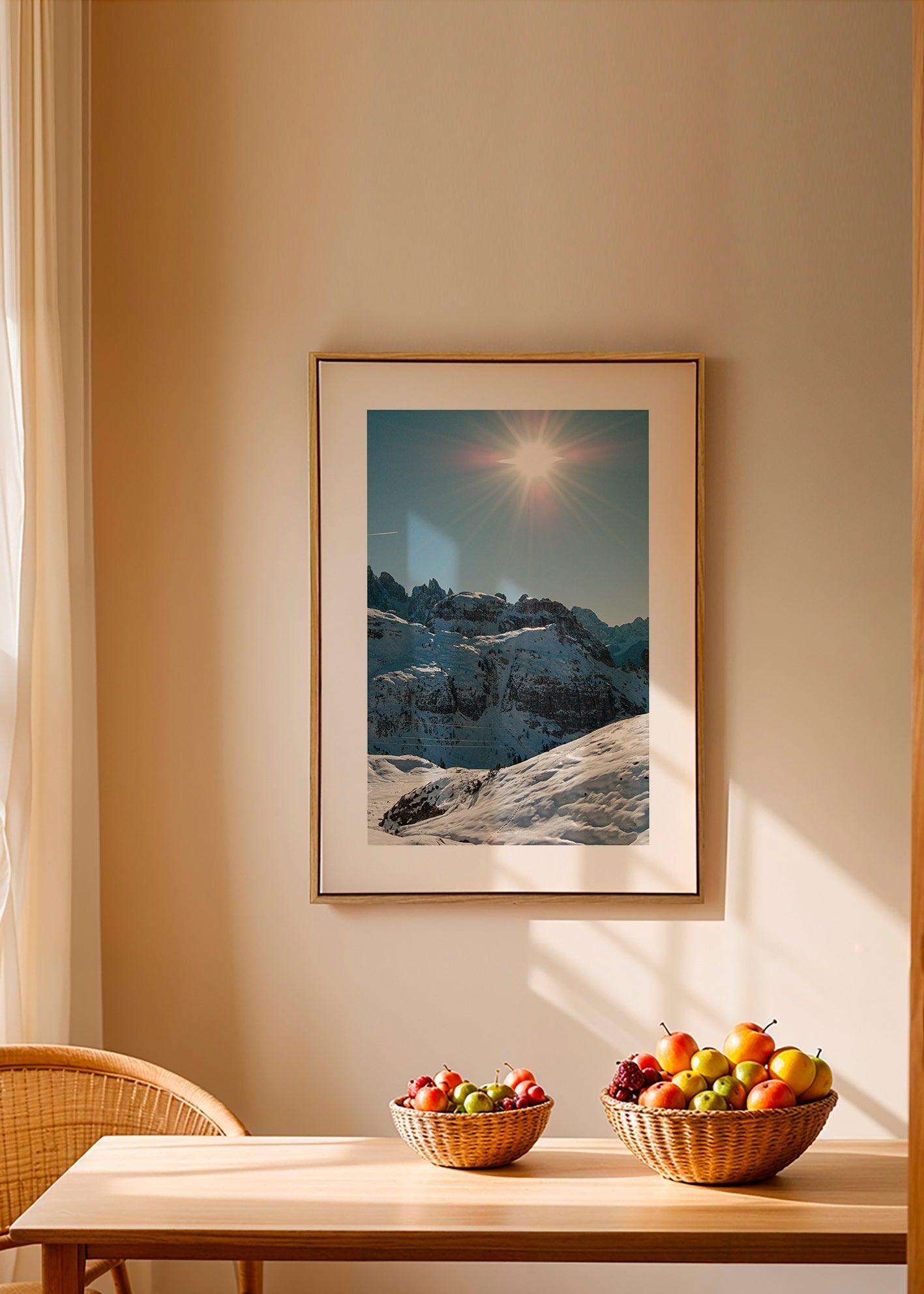 Arte paesaggistica: cime innevate sotto il sole