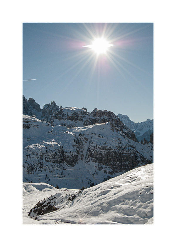 Arte paesaggistica: cime innevate sotto il sole