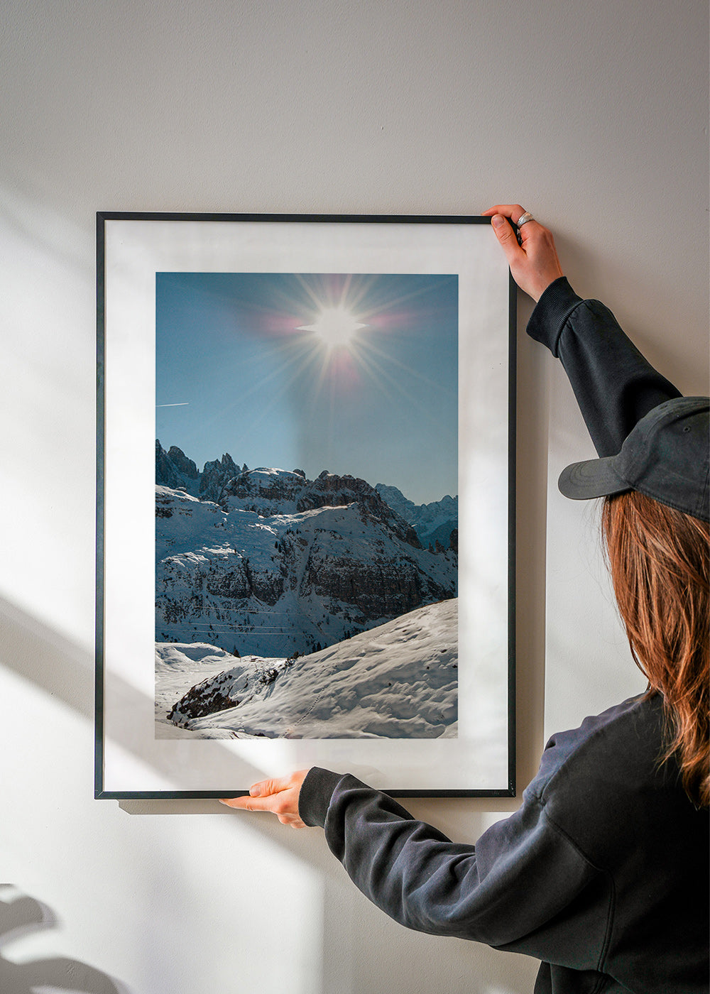 Arte paesaggistica: cime innevate sotto il sole