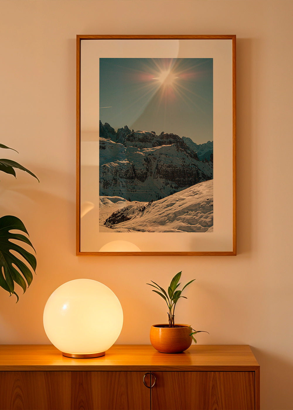 Arte paesaggistica: cime innevate sotto il sole