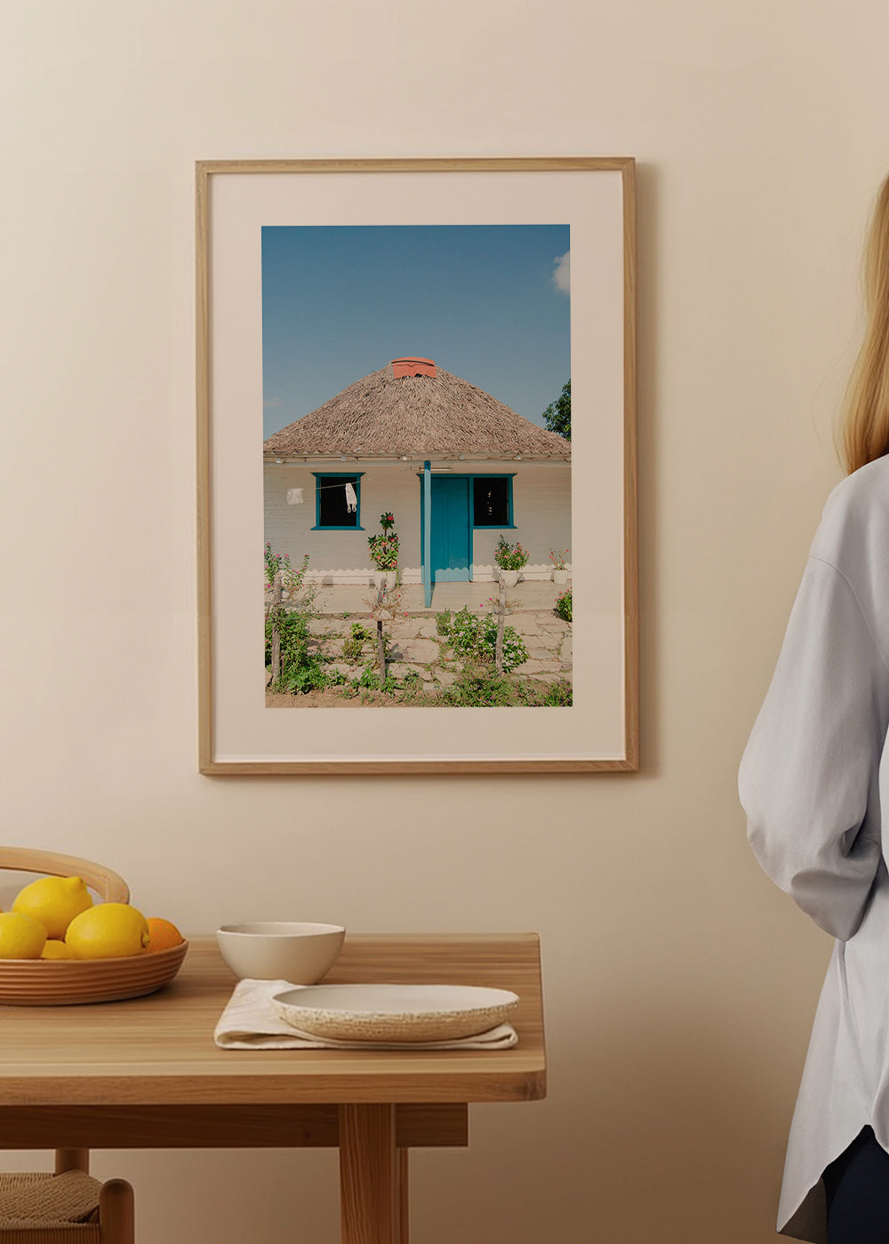 Quadro paesaggistico con casetta e porta blu