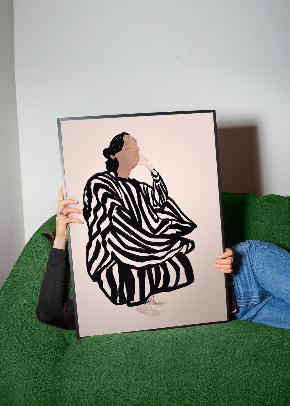 Ilustración de figura femenina con rayas gráficas – Product2