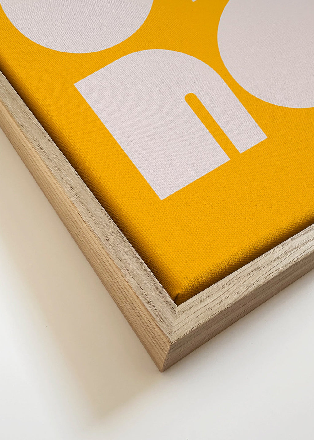 Cuadro geométrico con formas tipográficas mostaza – Canvas detail