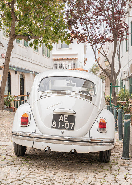 Stampa città con auto classica su ciottoli