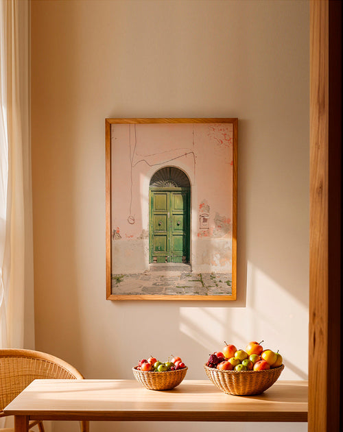 Cuadro de ciudades: puerta verde en fachada rosa – Product1
