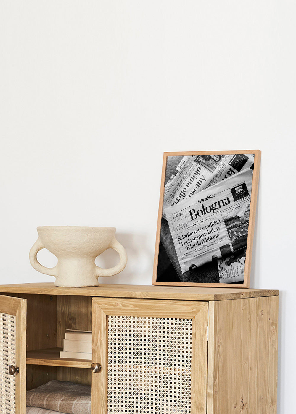 Cuadro de ciudades con portada de periódico en blanco y negro – Product1