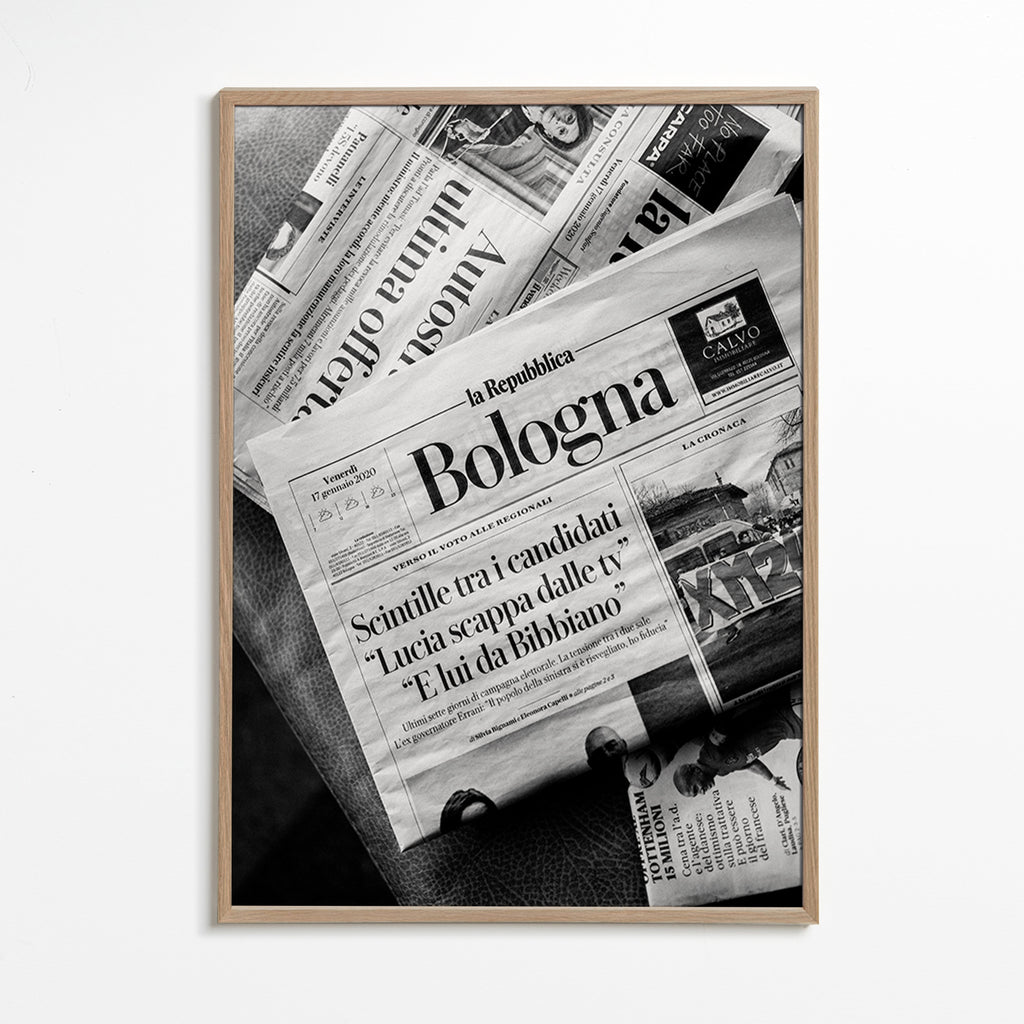Cuadro de ciudades con portada de periódico en blanco y negro – Oak Frame