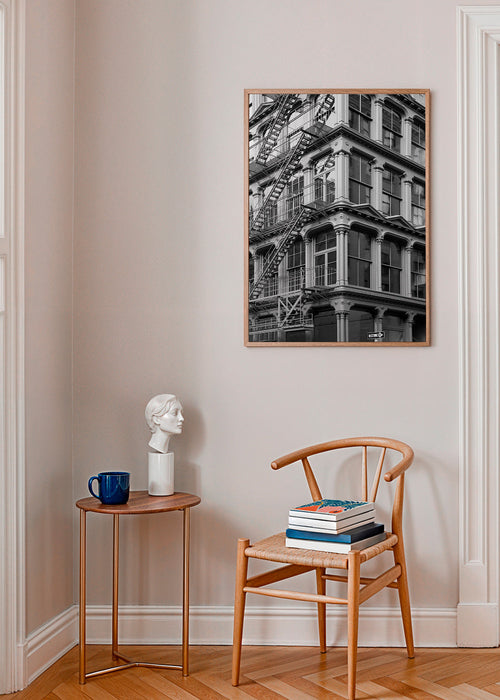 Fotografía arquitectónica en blanco y negro con escalera de incendios – Product1