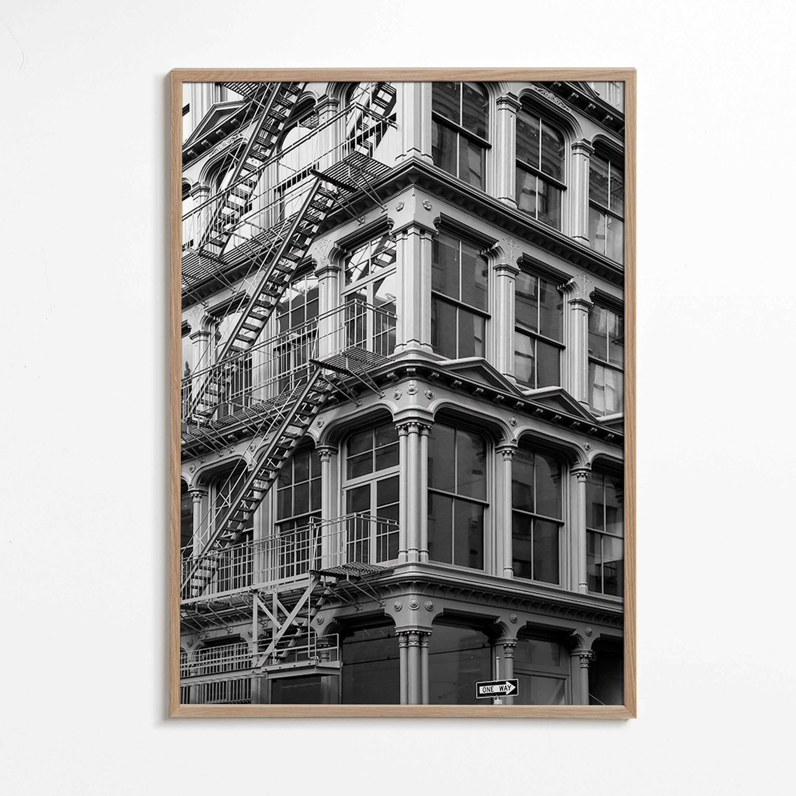 Fotografía arquitectónica en blanco y negro con escalera de incendios – Oak Frame