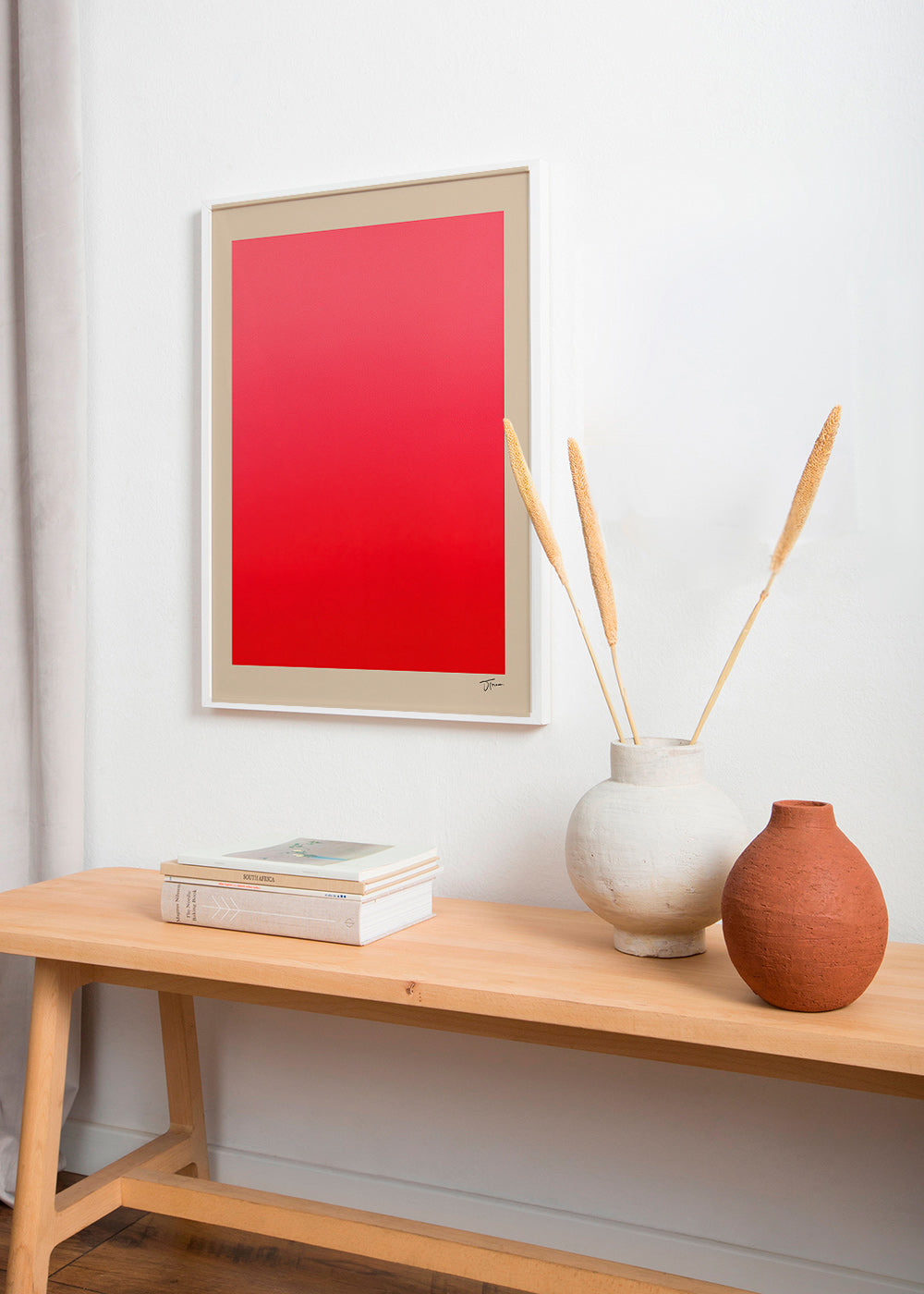 Cuadro abstracto en degradado rojo con firma minimal – Product1