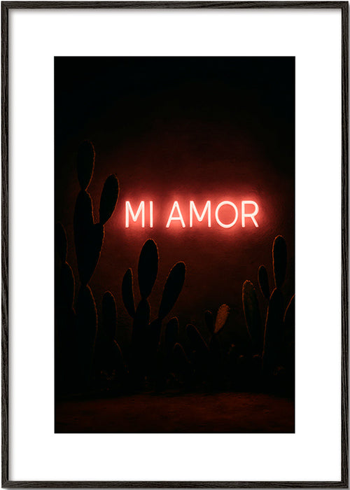 Fotografia: neon 'Mi Amor' su cactus – Black Frame