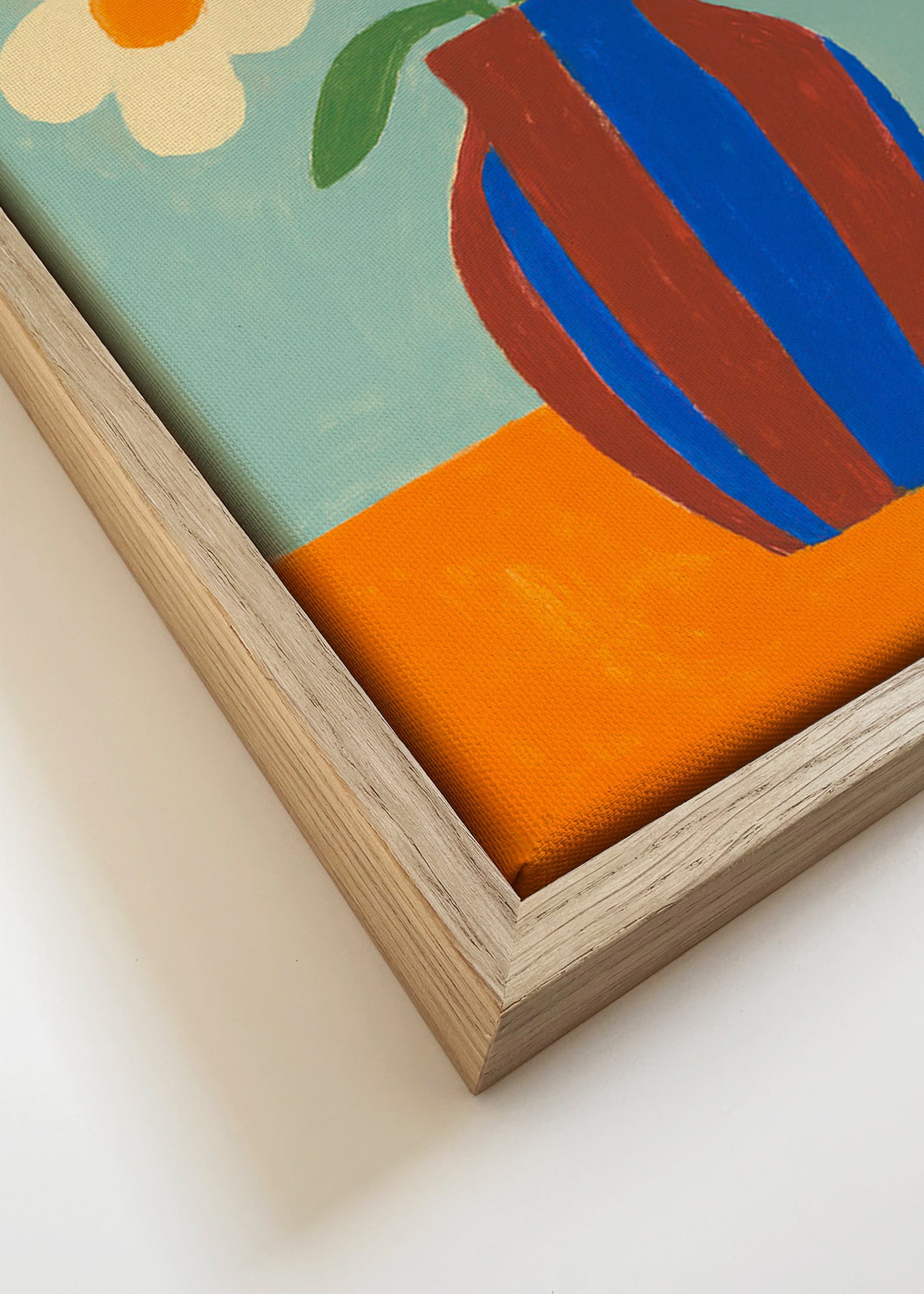 Lámina botánica con jarrón rayado y flores crema – Canvas detail