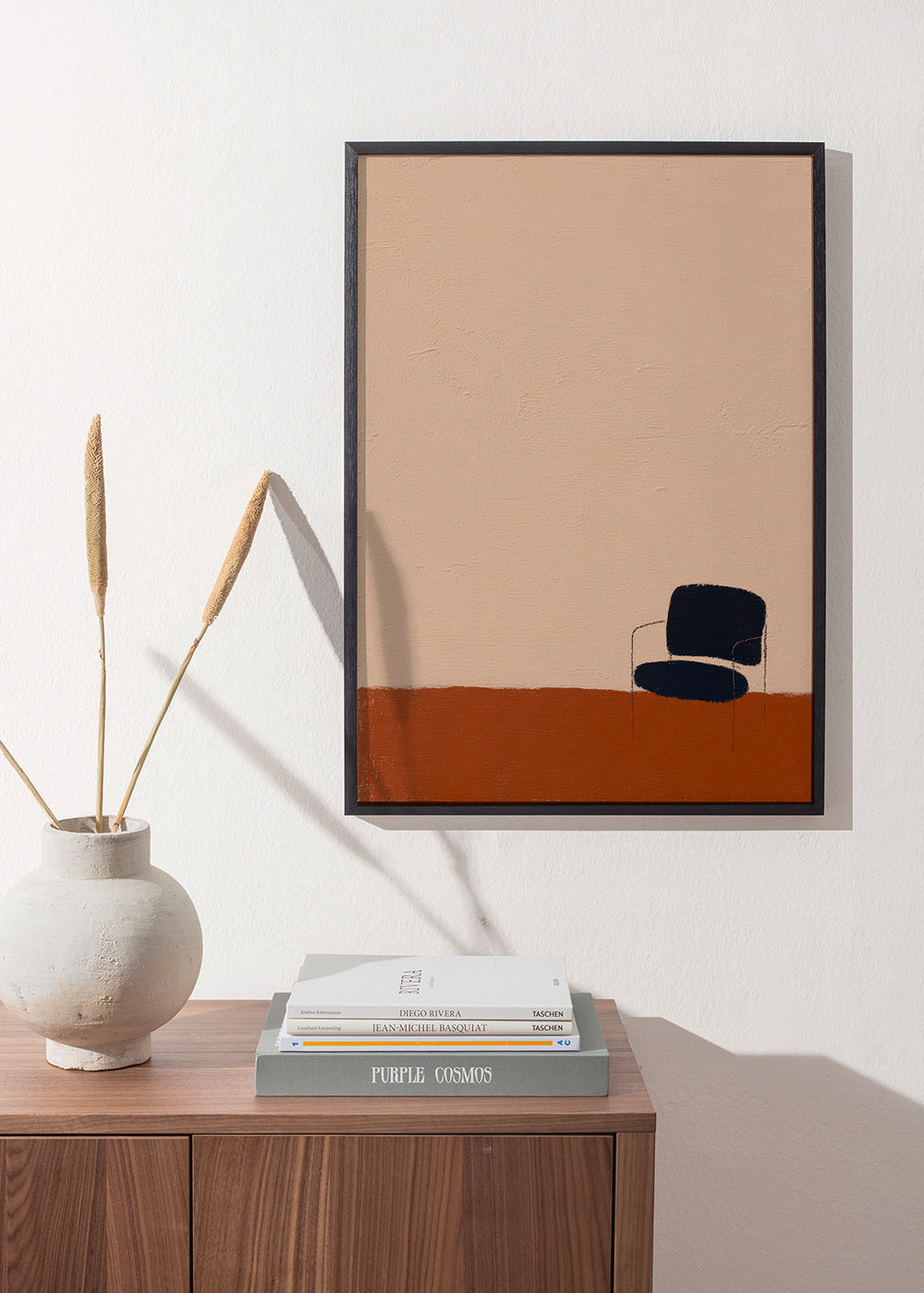 Quadro minimalista con sedia su pavimento ocra