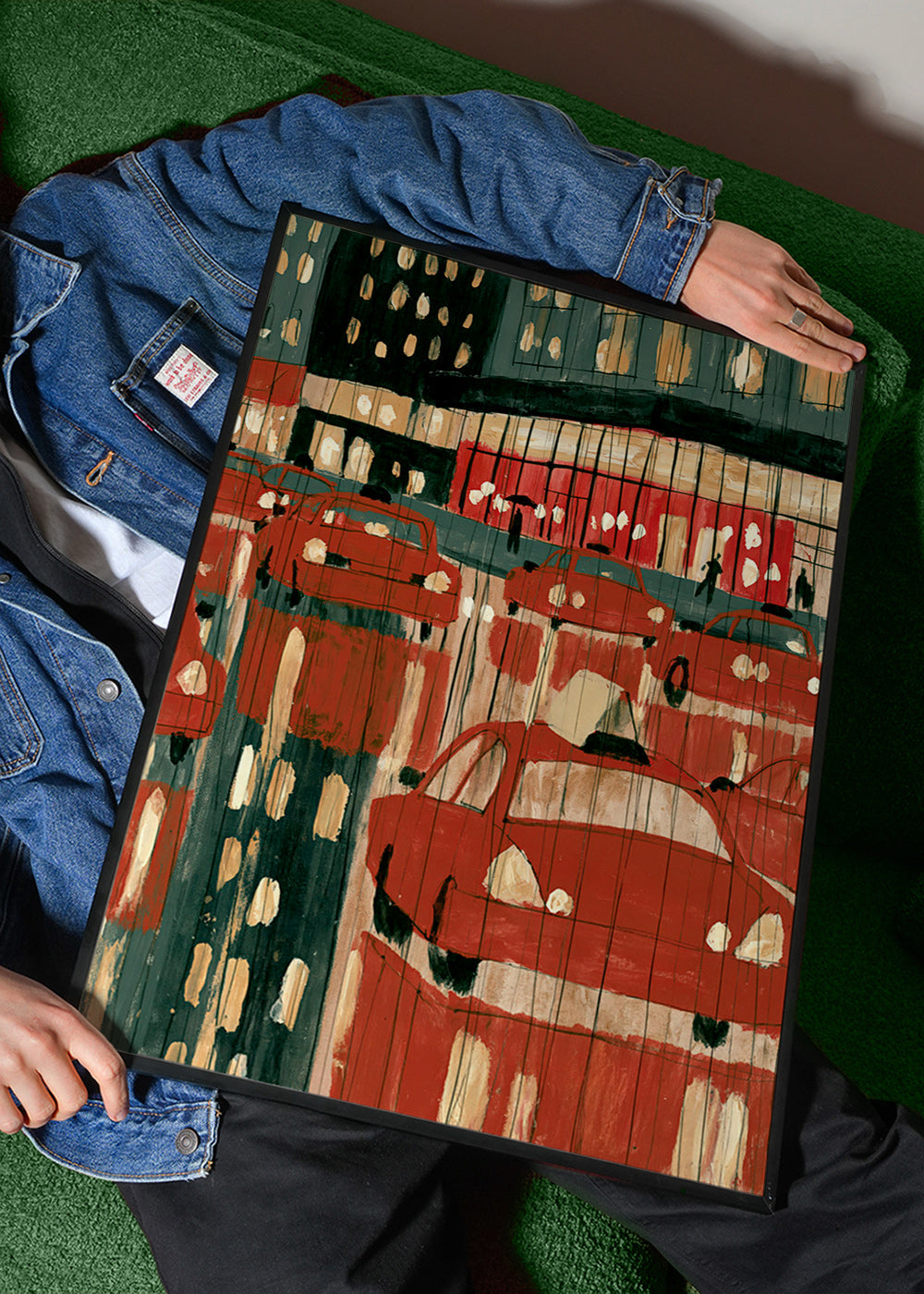 Quadro urbano con taxi rossi e riflessi notturni