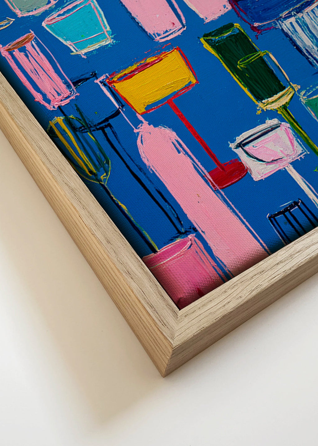 Arte da cucina: cocktail colorati su fondo blu