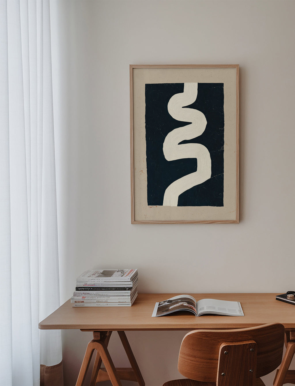 Stampa minimalista curva bianca su fondo scuro