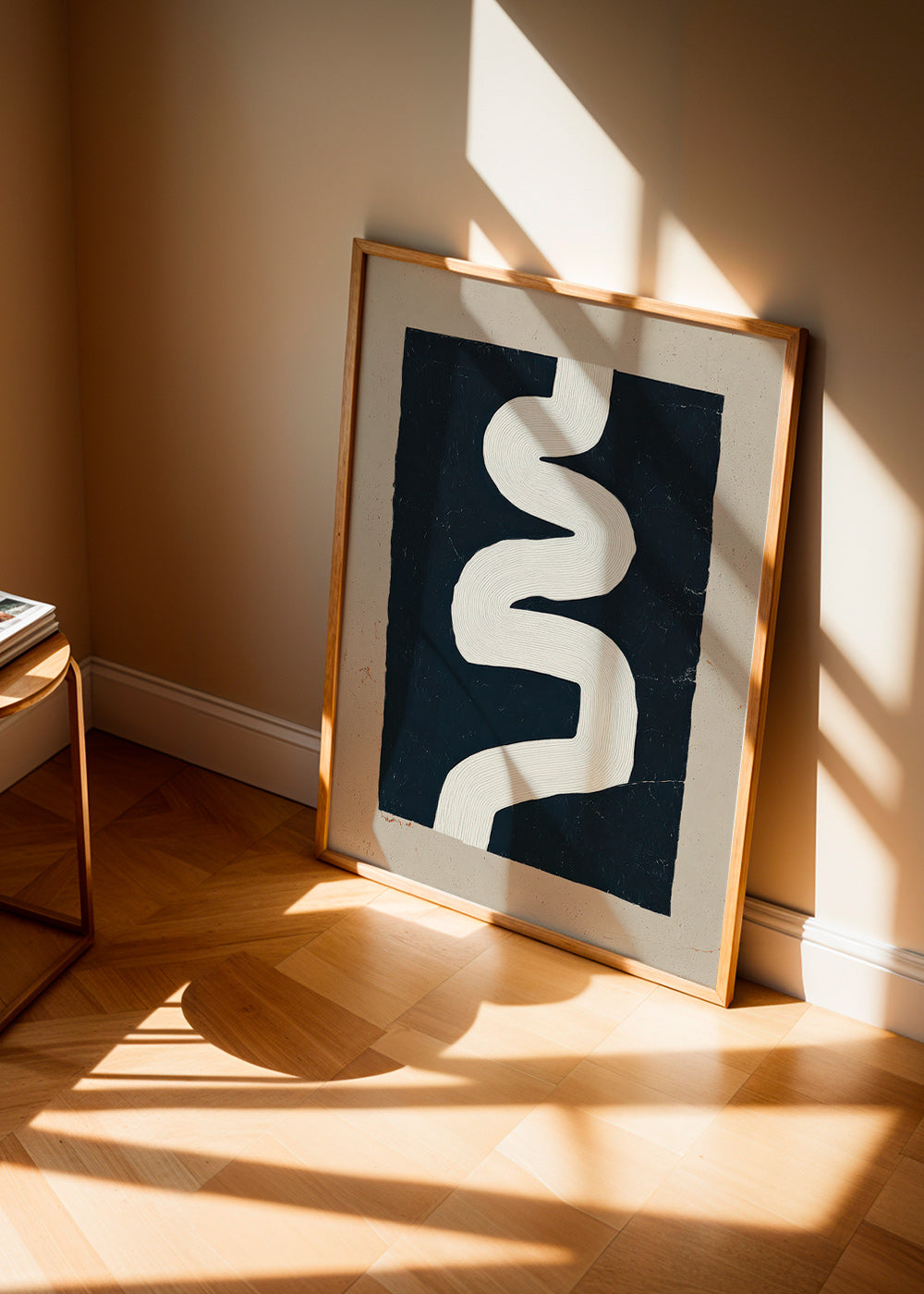 Stampa minimalista curva bianca su fondo scuro