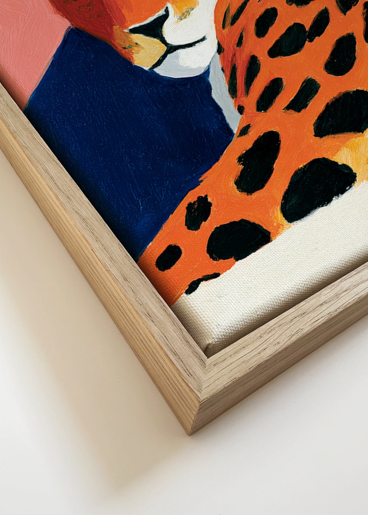 Quadro: Leopardo riposante su sfondo rosa